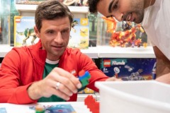 LEGO®-Spielmomente-Sonntag-Thomas-Mueller_Younes-Zarou-04-1-scaled